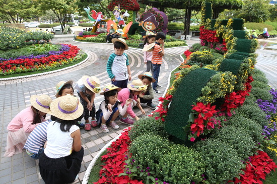 ▲ 지난해 열린 부천시 국화전시회에서 아이들이 꽃을 구경하며 즐거워 하고 있다. <부천시 제공>