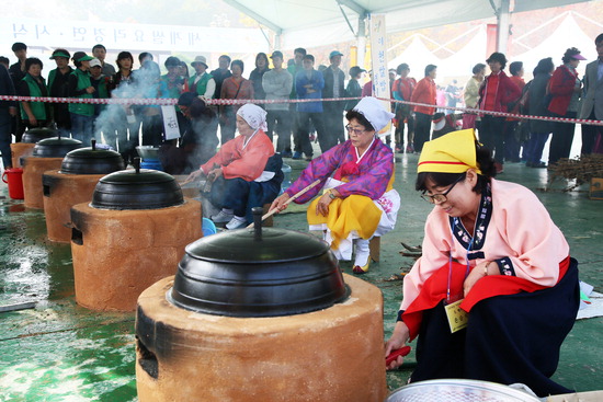 ▲ ‘제19회 이천쌀문화축제’ 가 18일부터 22일까지 개최된다. 사진은 지난해 개최된 이천쌀문화축제에서 관계자들이 밥을 짓고 있는 모습. <이천시 제공>