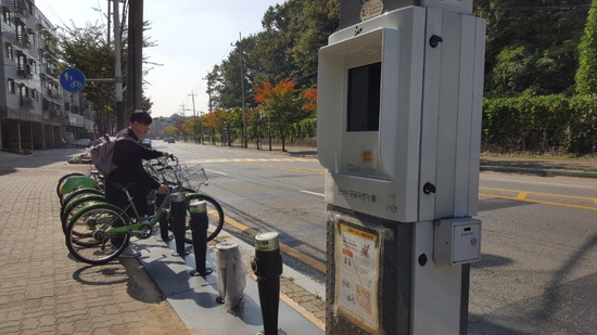 ▲ 한 학생이 2013년부터 시행된 안산시 ‘페달로 사업’인 공공자전거를 이용하고 있다.   <안산시 제공>