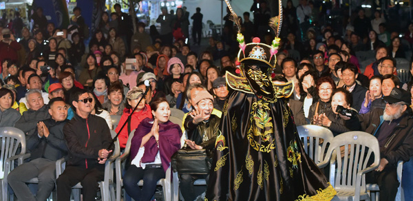 ▲ 지난 28일 인천시 중구 월미 문화의 거리에서 열린 ‘제16회 인천-중국의 날 문화행사’에서 시민들이 공연을 관람하며 즐거운 시간을 보내고 있다.  이진우 기자 ljw@kihoilbo.co.kr