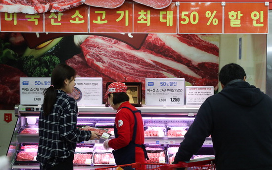 ▲ 20일 오후 서울 시내 한 대형마트에서 고객들이 미국산 쇠고기를 고르고 있다. 이날 한국무역협회에 따르면 올해(이하 1~10월) 미국산 쇠고기의 국내 수입시장 점유율은 50.7%(수입액 9억8천900만달러)를 기록, 2003년 이후 14년 만에 수입시장 점유율 50%를 돌파했다. /연합뉴스
