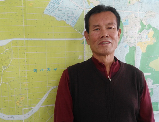 ▲ 추태엽 씨가 경서동 자연부락 112가구 주민들과 김포 간척지 자조근로사업에 대한 얘기를 하고 있다.