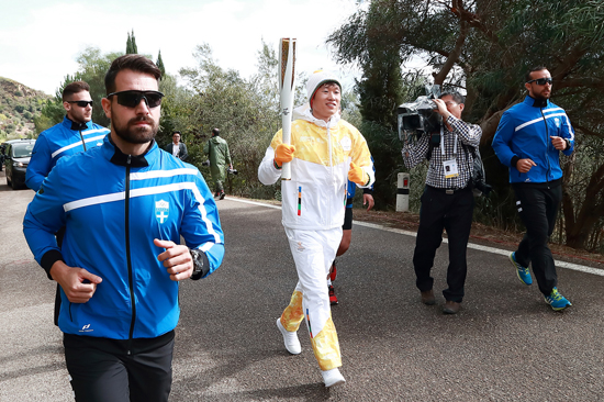 한국인 첫 주자인 박지성 평창올림픽 홍보대사가 성화를 들고 달리고 있다.jpg