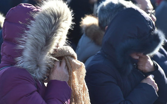 ▲ 올 겨울 들어 가장 추운 날씨를 보인 5일 인천시 남동구 구월동의 한 거리에서 시민이 두꺼운 옷을 껴입고 신호를 기다리고 있다.  이진우 기자 ljw@kihoilbo.co.kr