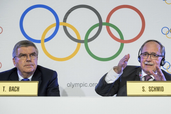 ▲ 토마스 바흐(왼쪽) IOC 위원장과 사무엘 슈미트 IOC 조사위원장이 6일(한국시간) 러시아의 평창 동계올림픽 출전 금지를 발표하고 있다. 즉각 발반한 러시아는 12일 보이콧 여부 등 최종 입장을 내놓는다. /연합뉴스