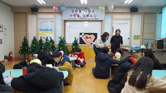 ▲ 광주 경안초등학교가 ‘감사데이 주간’을 마련한 가운데 학생들이 감사카드를 쓰고 있다. <광주 경안초 제공>