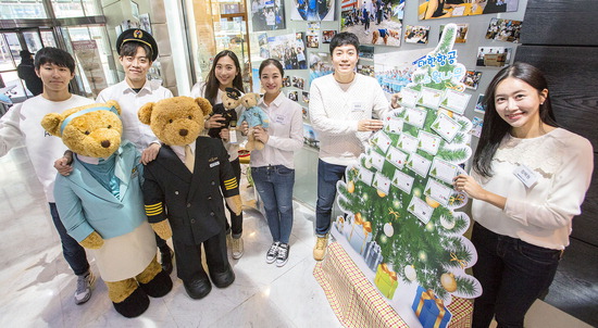 ▲ 대한항공이 지난 16일 서울 중구에 있는 카페에서 ‘제38회 사랑나눔 일일카페’를 개최했다고 17일 전했다. 사진은 행사에 참가한 SNS 회원들이 소원나무 이벤트에 참여한 모습.  <대한항공 제공>