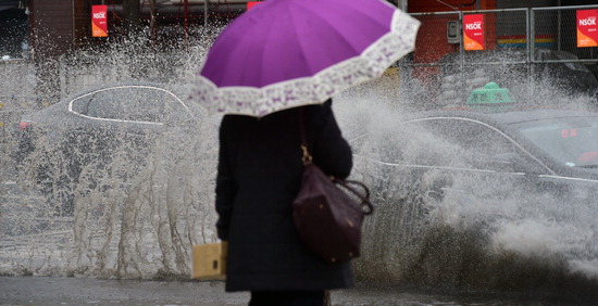 ▲ 전국 곳곳에 비와 눈이 내린 24일 인천시 남동구 구월동의 한 사거리에서 차량들이 물보라를 일으키며 지나가고 있다.  이진우 기자 ljw@kihoilbo.co.kr