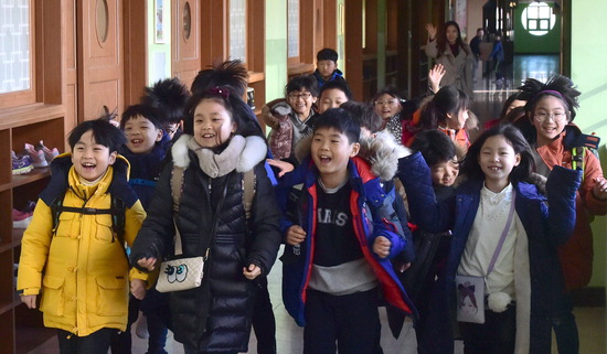 ▲ 26일 겨울방학식이 열린 인천시 서구 단풍초등학교에서 2학년 1반 학생들이 밝게 웃으며 하교를 하고 있다.  이진우 기자 ljw@kihoilbo.co.kr