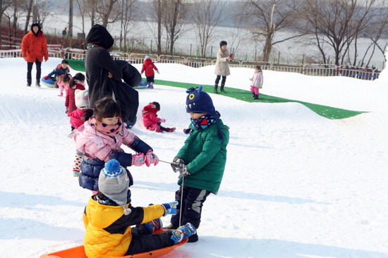 ▲ ‘의왕 왕송호수 겨울축제’를 찾은 아이들이 눈 썰매를 즐기고 있다.  <의왕시 제공>