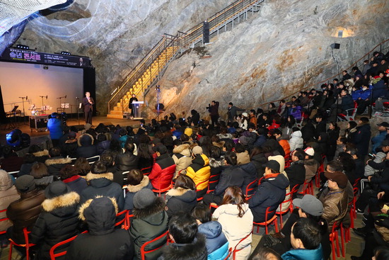 ▲ 지난달 16일 광명동굴에서 열린 송년 콘서트에 참석한 시민들이 공연을 즐기고 있다. <광명시 제공>