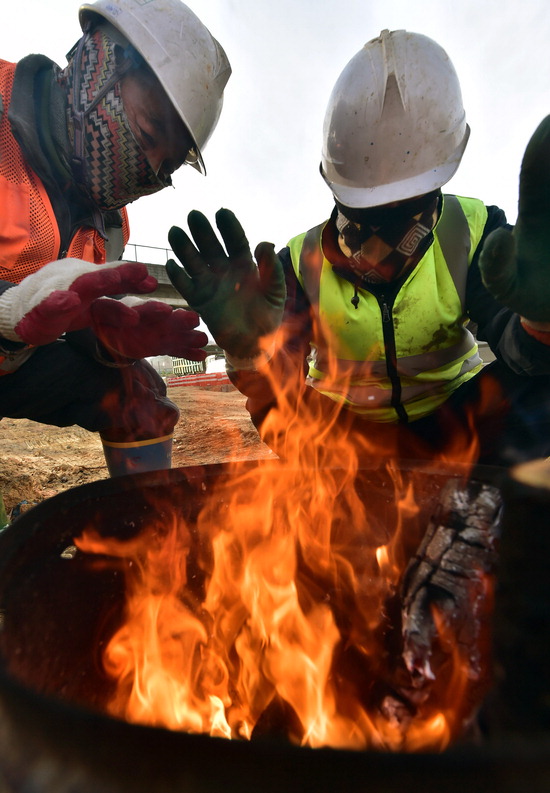 ▲ 한낮에도 전국이 영하권에 머물며 매서운 추위가 이어진 4일 인천 방향 서창분기점 인근의 한 공사장에서 인부들이 불을 지피며 몸을 녹이고 있다.  이진우 기자 ljw@kihoilbo.co.kr