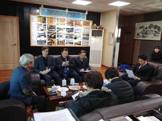 ▲ 김종천 포천시장이 박용수 성한기계(주) 를 방문해 기업애로 사항에 대한 의견을 나누고 있다.