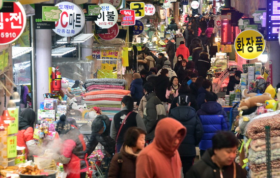 ▲ 설 명절을 나흘 앞둔 11일 인천시 남구 신기시장이 제수용품을 구입하려는 시민들로 북적이고 있다. 이진우 기자 ljw@kihoilbo.co.kr