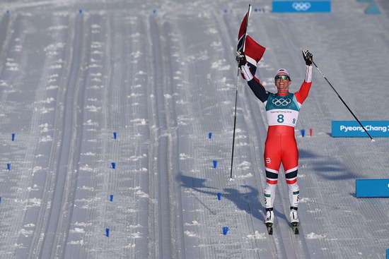 ▲ ‘크로스컨트리 철녀’ 마리트 비에르겐(노르웨이)이 25일 평창 동계올림픽 여자 30㎞ 매스스타트 클래식에서 1위로 골인하며 환호하고 있다. 비에르겐은 이날 동계올림픽 통산 8번째 금메달이자 15번째 메달을 획득하며 전설이 됐다. /연합뉴스