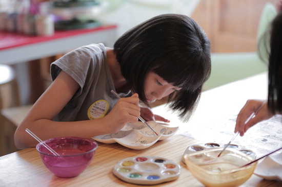 ▲ 한 어린이가 한국도자재단 도자 체험 프로그램에 참여하고 있다. <한국도자재단 제공>