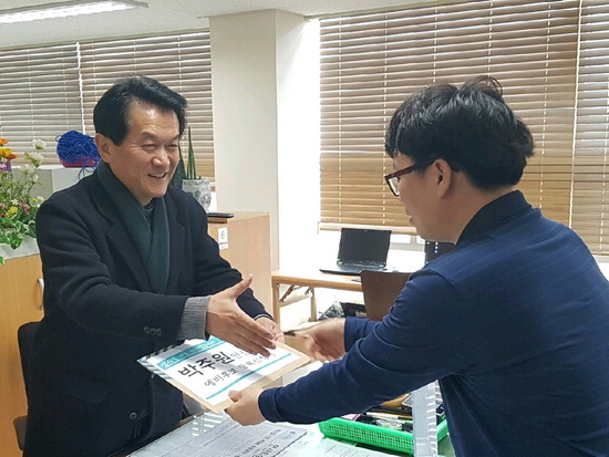 ▲ 바른미래당 박주원 안산시장 예비후보가 단원구선고관리위원회에서 후보 등록을 하고 있다.