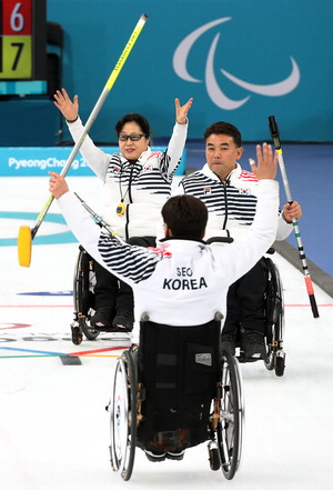 ▲ 한국 휠체어컬링 대표팀 선수들이 15일 강릉컬링센터에서 열린 평창 동계패럴림픽 예선 11차전에서 승리한 뒤 손을 들어 보이고 있다. /연합뉴스 