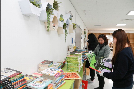 ▲ 용인국제어린이도서관에서 자원봉사자들이 책놀이터를 꾸미고 있다.  <용인시 제공>