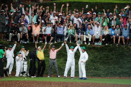 ▲ PGA 투어 마스터스 토너먼트 개막을 앞두고 열린 이벤트 대회 ‘파3 콘테스트’에서 잭 니클라우스(왼쪽 네 번째)가 손자 G.T.니클라우스의 생애 첫 ‘홀인원’에 열광하고 있다. /연합뉴스