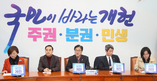 ▲ 우원식 더불어민주당 원내대표가 8일 기자회견을 열고 