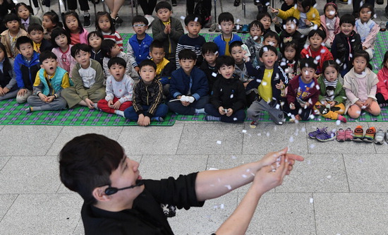 ▲ 25일 인천시청 중앙홀에서 ‘문화가 있는 날’ 행사가 열려 어린이들이 마술쇼를 보며 즐거운 시간을 보내고 있다.  이진우 기자 ljw@kihoilbo.co.kr