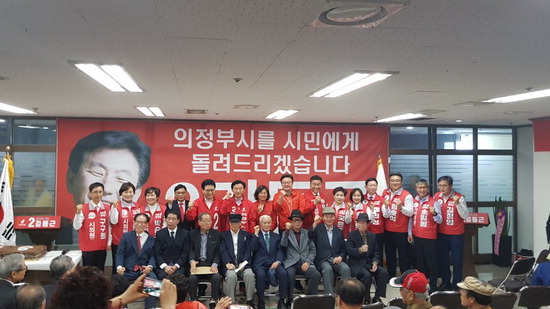 ▲ 김동근 의정부시장 예비후보가 선거사무실을 열고 지지자들과 파이팅을 하고 있다.