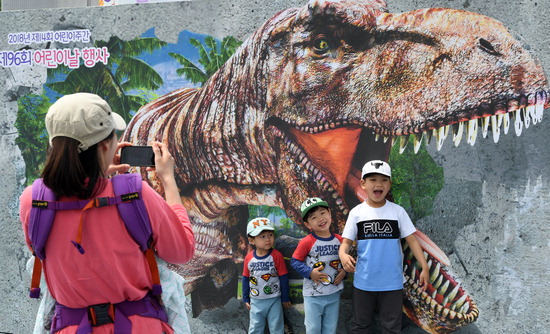 ▲ 공룡 포토존에서 아이들이 활짝 웃으며 포즈를 취하고 있다.  이진우 기자 ljw@kihoilbo.co.kr