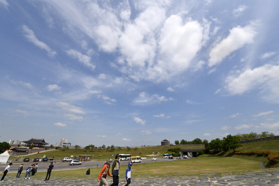 ▲ 미세먼지 없는 맑은 날씨가 이어진 8일 수원 화성 창룡문에서 파란 하늘과 구름이 조화를 이루고 있다. 홍승남 기자 nam1432@kihoilbo.co.kr