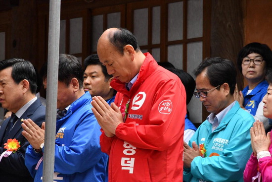 ▲ 자유 한국당 박형덕 동두천시장 후보가 부처님오신날 자재암 봉축법요식 참석해 시민들과 소통하고 있다.
