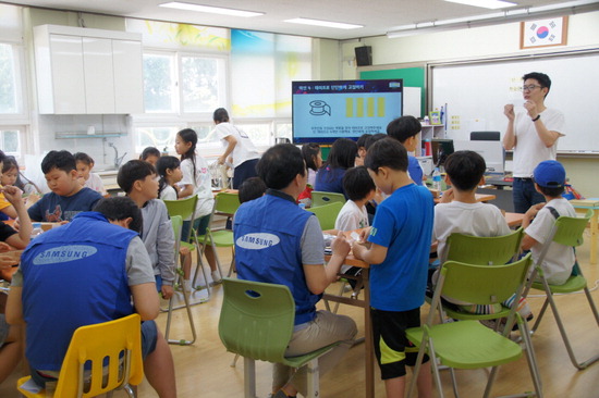 ▲ 연천 노곡초등학교 학생들이 삼성IT 임직원들과 사물인터넷을 이용한 스마트 화분을 만들고 있다. <연천 노곡초등학교 제공>