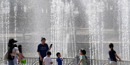 ▲ 지속된 6일 인천시 남동구 간석동 중앙공원 분수대 앞에서 어린이들이 시원하게 솟아오르는 물줄기를 보며 더위를 식히고 있다.  이진우 기자 ljw@kihoilbo.co.kr
