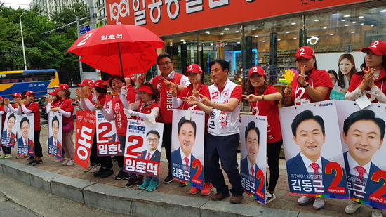 ▲ 김동근 한국당 의정부시장 후보가 마지막 주말 유세에서 유권자 표심잡기에 총력전을 펼치고 있다.