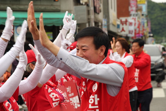 ▲ 한명현 자유한국당 양평군수 후보가 선거운동원과 지지자들의 환대를 받고 있다.