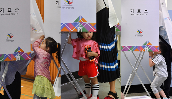 ▲ 지방선거 투표일인 13일 인천시 남동구 구월중학교에 설치된 투표소를 찾은 어린이들이 호기심 어린 눈빛으로 투표소를 살펴보고 있다. 이진우 기자 ljw@kihoilbo.co.kr