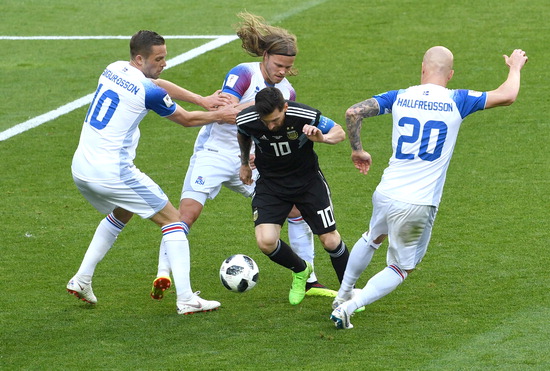 ▲ 세계 최고 공격수라 불리는 아르헨티나의 리오넬 메시가 러시아 월드컵 D조 첫 경기에서 아이슬란드 수비진에 가로막혀 있다. 페널티킥 실축으로 체면을 구긴 메시는 