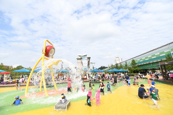 ▲ 오산시 7월 7일부터 죽미체육공원 물놀이터를 본격 가동하기로 했다. 사진은 아이들이 물놀이를 하고 있는 모습.  <오산시 제공>