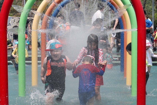 ▲ 인천 동구 송현공원 물놀이장 ‘또랑’에서 아이들이 시원한 물줄기를 맞으며 즐거워하고 있다.<동구 제공>