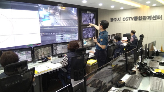 ▲ 광주시 CCTV통합관제센터 직원들이 모니터링을 하고 있다. <광주시 제공>