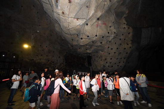 ▲ 절기상 하지인 21일 오후 불볕더위가 계속된 가운데 광명동굴을 찾은 시민들이 더위를 식히고 있다.  광명=홍승남 기자 nam1432@kihoilbo.co.kr