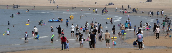 ▲ 전국적으로 무더운 날씨를 보인 24일 인천시 중구 을왕리해수욕장을 찾은 가족단위의 시민들이 물놀이를 하며 더위를 식히고 있다.  이진우 기자 ljw@kihoilbo.co.kr