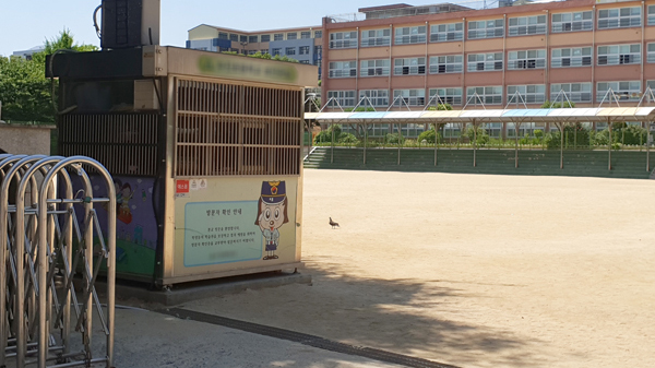 ▲ 무허가 건물이라는 이유로 폐쇄된 성남시의 한 초교 경비실. 이 학교는 상급 기관에 신고하면 합법이라는 지침을 안내 받지 못한 것으로 알려졌다. 전승표 기자