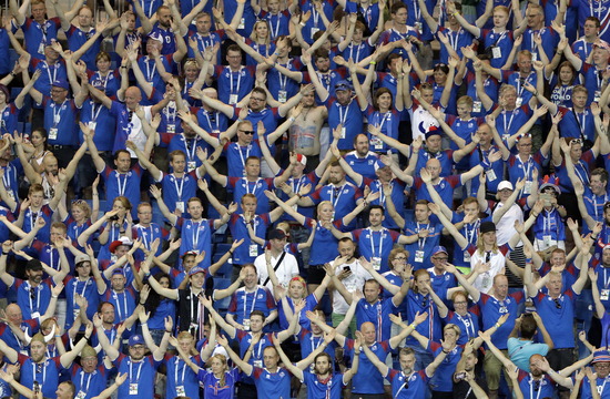 ▲ 러시아 로스토프나도누의 로스토프 아레나에서 27일(한국시간) 월드컵 D조 조별리그 3차전 아이슬란드와 크로아티아의 경기가 열려 경기장을 찾은 아이슬란드 축구팬들이 박수를 치며 응원하고 있다. 아이슬란드 팬들은 머리 위에 두 팔을 크게 벌린 뒤 박수를 치며 