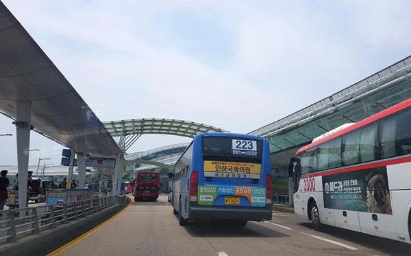 3-기획 인천국제공항 T1로 인천시내버스가 진입하고 있다.이승훈 기자 hun@kihoilbo.co.kr.jpg