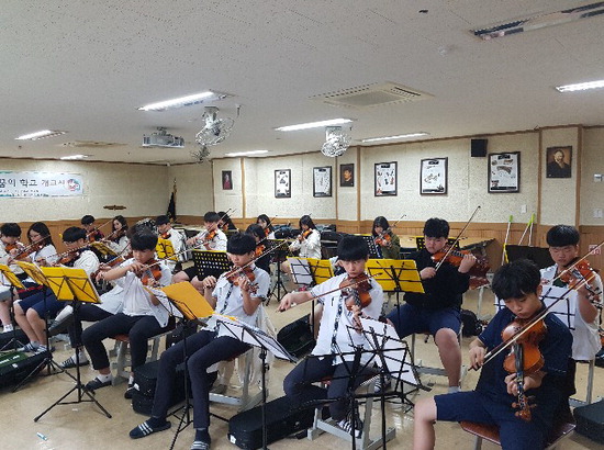 ▲ 용인 기흥중 학생들이 바이올린 수업에 참여하고 있다.  <기흥중 제공>