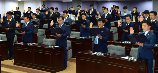 ▲ 인천시의원들이 2일 시의회 본회의장에서 열린 인천시의회 개원식에서 의원선서를 하고 있다.  이진우 기자 ljw@kihoilbo.co.kr