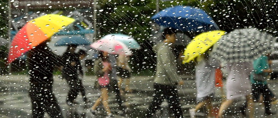 ▲ 장마전선의 북상으로 전국에 장맛비가 내린 9일 인천시 남동구 구월동의 한 거리에서 우산을 쓴 시민들이 발걸음을 재촉하고 있다.  이진우 기자 ljw@kihoilbo.co.kr