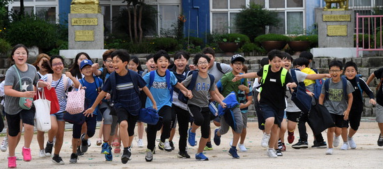 ▲ 여름방학을 맞은 수원시 장안구 영화초등학교 5학년 학생들이 10일 방학식을 마친 후 귀가하며 환호성을 지르고 있다.  홍승남 기자 nam1432@kihoilbo.co.kr