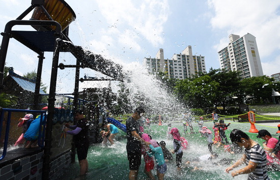 ▲ 전국 곳곳에 폭염특보가 발령된 15일 수원시 매여울공원 물놀이장에서 아이들이 물놀이를 하며 더위를 식히고 있다. 홍승남 기자 nam1432@kihoilbo.co.kr