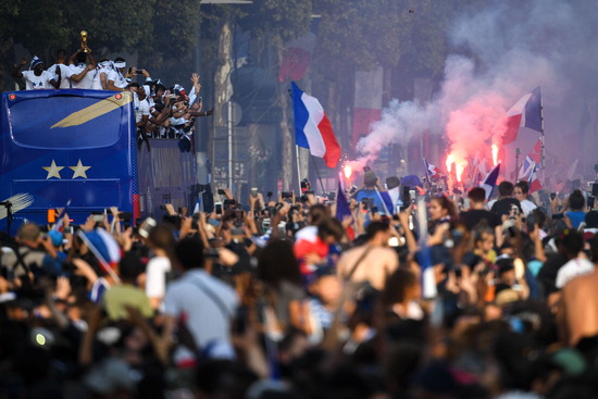 ▲ 20년 만에 우승한 프랑스 축구대표팀 보러 수십만 명 운집  2018 러시아 월드컵에서 우승을 차지한 프랑스 축구대표팀 선수들이 17일(한국시간) 파리 샹젤리제 거리에서 우승 트로피를 들고 퍼레이드를 하고 있다. 프랑스는 1998년 자국에서 열린 월드컵 이후 20년 만에 챔피언에 올랐다. 이날 개선문~콩코르드광장 승리 행진에는 수십만 명의 인파가 운집해 열렬히 환호했다. 프랑스 정부는 앞서 대표팀 전원에게 국가 최고 훈장인 ‘레지옹 도뇌르’도 수여하기로 했다고 발표했다. /연합뉴스